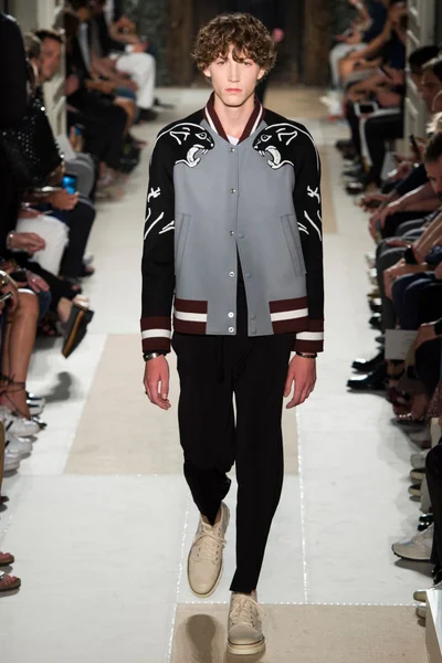 Look 16
